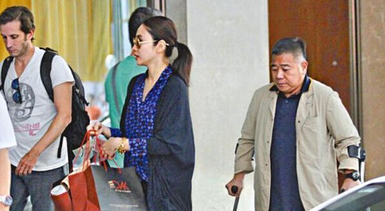 Ngọc nữ TVB,Lê Tư,ngọc nữ TVB được chồng tháp tùng đi mua sắm,tỷ phú tàn tật Mã Đình Cường,Mã Đình Cường,Ngọc nữ TVB được chồng cưng chiều,sao Hoa ngữ