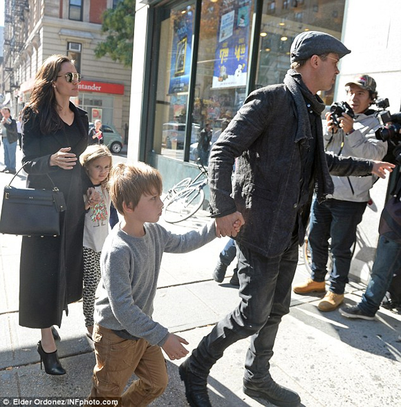 Brad Pitt,Angelina Jolie,Brad Pitt gây náo loạn đường phố,Brad Pitt hộ tống vợ con đi mua sách,cặp song sinh nhà Brad Pitt,Brad Pitt và Angelina Jolie,sao Hollywood