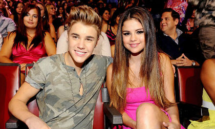 Selena Gomez,Selena Gomez tình tứ với trai lạ,Justin Bieber muốn tái hợp Selena Gomez,Selena Gomez thân mật bên trai lạ,Selena Gomez quyết tâm quên tình cũ,sao Hollywood
