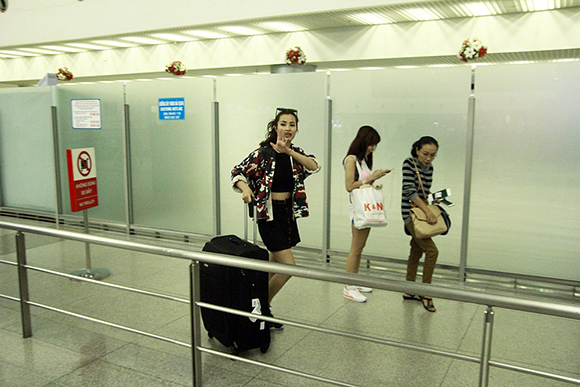 sao Việt, Đông Nhi, ca sĩ Đông Nhi, Ông Cao Thắng đưa Đông Nhi ra sân bay, Đông Nhi vội vã chia tay Ông Cao Thắng 