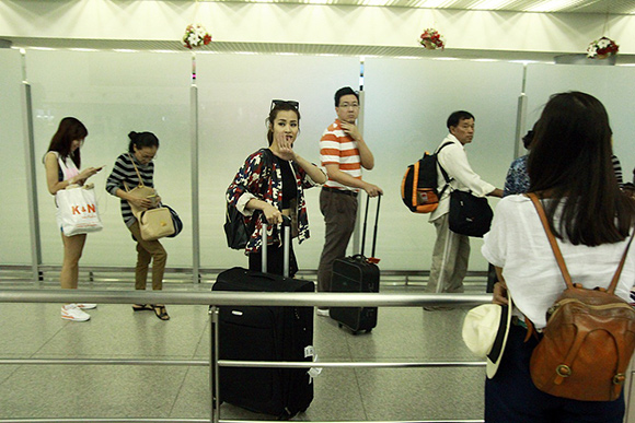 sao Việt, Đông Nhi, ca sĩ Đông Nhi, Ông Cao Thắng đưa Đông Nhi ra sân bay, Đông Nhi vội vã chia tay Ông Cao Thắng 