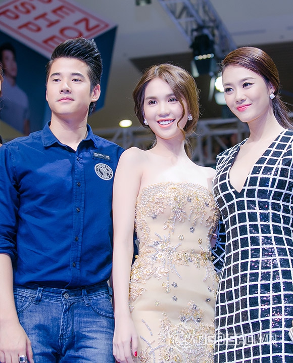 sao Việt, Ngọc Trinh, Nữ hoàng đồ lót, Ngọc Trinh khoe vai trần hớp hồn Mario Maurer, mỹ nam  Mario Maurer, ngọc trinh và sao phim tình người duyên ma, sao việt giao lưu Mario