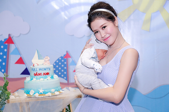 sao Việt, Đăng Khôi, ca sĩ Đăng Khôi, vợ Đăng Khôi lộ diện thon gọn sau một tháng sinh con, thôi nôi con trai Đăng Khôi