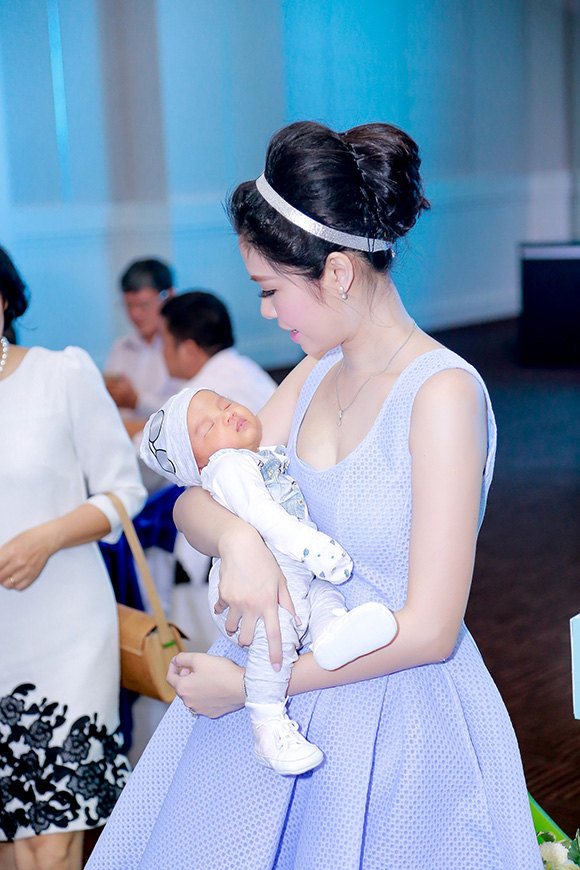 sao Việt, Đăng Khôi, ca sĩ Đăng Khôi, vợ Đăng Khôi lộ diện thon gọn sau một tháng sinh con, thôi nôi con trai Đăng Khôi