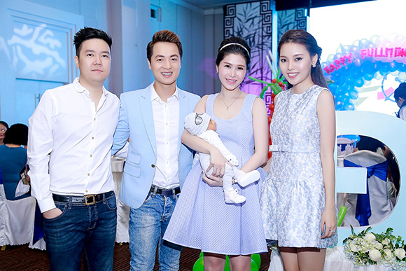 sao Việt, Đăng Khôi, ca sĩ Đăng Khôi, vợ Đăng Khôi lộ diện thon gọn sau một tháng sinh con, thôi nôi con trai Đăng Khôi