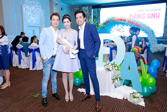 sao Việt, Đăng Khôi, ca sĩ Đăng Khôi, vợ Đăng Khôi lộ diện thon gọn sau một tháng sinh con, thôi nôi con trai Đăng Khôi