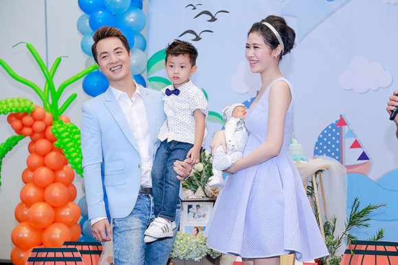 sao Việt, Đăng Khôi, ca sĩ Đăng Khôi, vợ Đăng Khôi lộ diện thon gọn sau một tháng sinh con, thôi nôi con trai Đăng Khôi
