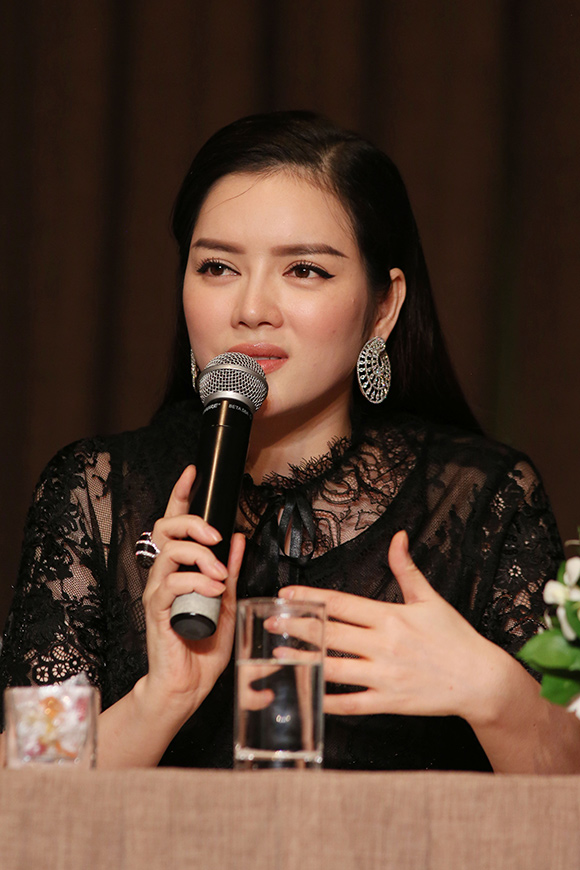 sao Việt, Lý Nhã Kỳ, diễn viên Lý Nhã Kỳ, Lý Nhã Kỳ thì thầm nhỏ to không ngớt bên trai Tây, show thời trang Lý Nhã Kỳ, Lynk Fashion Show 