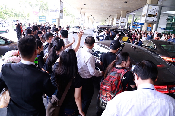 sao TVB, Xa Thi Mạn, Xa Thi Mạn sang Việt Nam, Xa Thi Mạn gây náo loạn sân bay, Lý Nhã Kỳ giản dị ra sân bay đón Xa Thi Mạn