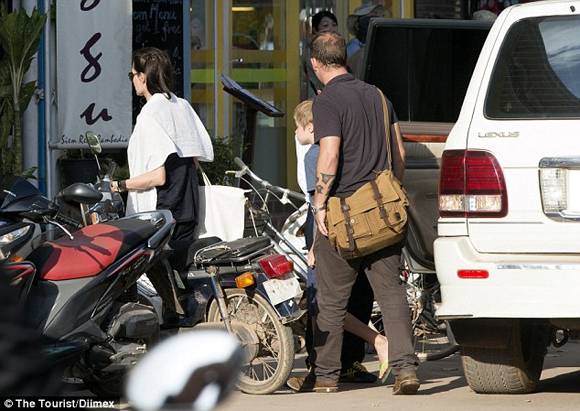 Angelina Jolie,Angelina Jolie đưa hai con đi mua sắm,Angelina Jolie đi mua sắm ở Campuchia,Angelina Jolie quay phim mới,Angelina Jolie yêu trẻ con,sao Hollywood