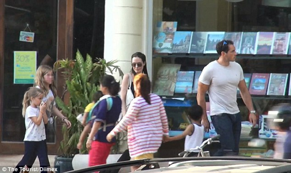 Angelina Jolie,Angelina Jolie đưa hai con đi mua sắm,Angelina Jolie đi mua sắm ở Campuchia,Angelina Jolie quay phim mới,Angelina Jolie yêu trẻ con,sao Hollywood
