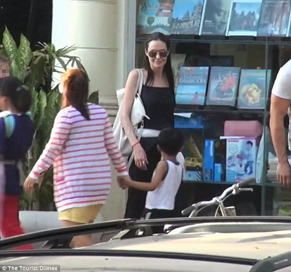 Angelina Jolie,Angelina Jolie đưa hai con đi mua sắm,Angelina Jolie đi mua sắm ở Campuchia,Angelina Jolie quay phim mới,Angelina Jolie yêu trẻ con,sao Hollywood