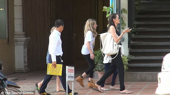 Angelina Jolie,Angelina Jolie đưa hai con đi mua sắm,Angelina Jolie đi mua sắm ở Campuchia,Angelina Jolie quay phim mới,Angelina Jolie yêu trẻ con,sao Hollywood