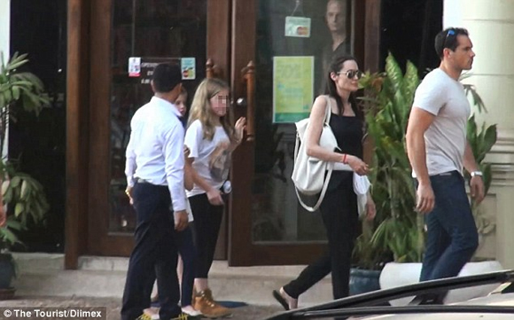 Angelina Jolie,Angelina Jolie đưa hai con đi mua sắm,Angelina Jolie đi mua sắm ở Campuchia,Angelina Jolie quay phim mới,Angelina Jolie yêu trẻ con,sao Hollywood