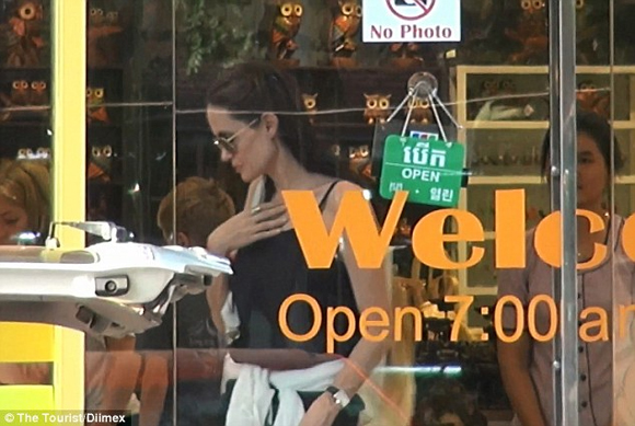 Angelina Jolie,Angelina Jolie đưa hai con đi mua sắm,Angelina Jolie đi mua sắm ở Campuchia,Angelina Jolie quay phim mới,Angelina Jolie yêu trẻ con,sao Hollywood