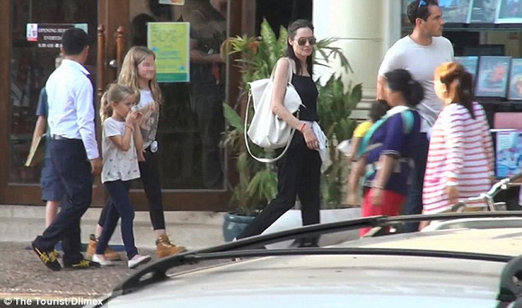 Angelina Jolie,Angelina Jolie đưa hai con đi mua sắm,Angelina Jolie đi mua sắm ở Campuchia,Angelina Jolie quay phim mới,Angelina Jolie yêu trẻ con,sao Hollywood