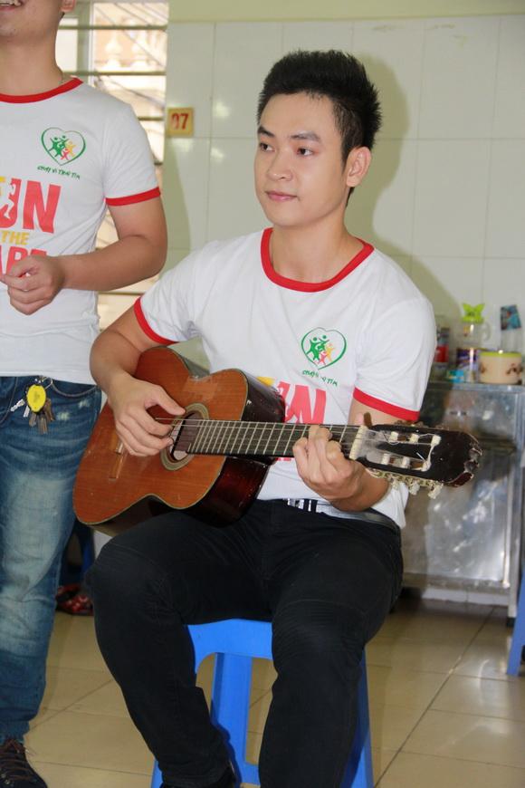 Duy khoa,ca sĩ duy khoa,duy khoa sao mai điểm hẹn,duy khoa làm từ thiện,duy khoa ngồi gảy đàn,thùy trang sao mai,từ thiện ở viện tim