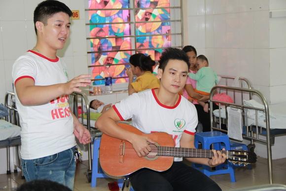 Duy khoa,ca sĩ duy khoa,duy khoa sao mai điểm hẹn,duy khoa làm từ thiện,duy khoa ngồi gảy đàn,thùy trang sao mai,từ thiện ở viện tim