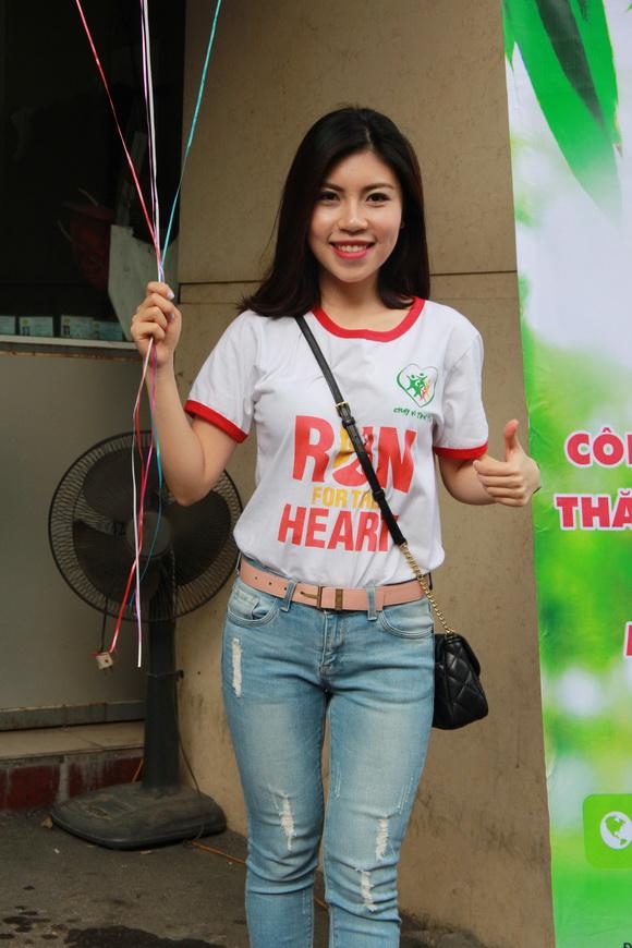 Duy khoa,ca sĩ duy khoa,duy khoa sao mai điểm hẹn,duy khoa làm từ thiện,duy khoa ngồi gảy đàn,thùy trang sao mai,từ thiện ở viện tim