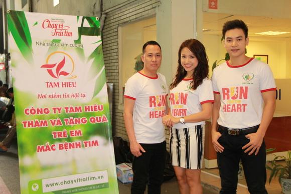 Duy khoa,ca sĩ duy khoa,duy khoa sao mai điểm hẹn,duy khoa làm từ thiện,duy khoa ngồi gảy đàn,thùy trang sao mai,từ thiện ở viện tim