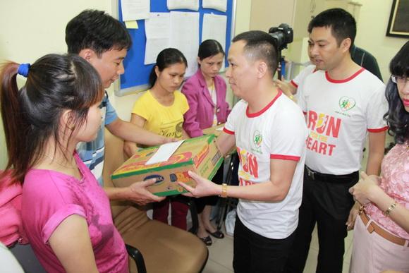 Duy khoa,ca sĩ duy khoa,duy khoa sao mai điểm hẹn,duy khoa làm từ thiện,duy khoa ngồi gảy đàn,thùy trang sao mai,từ thiện ở viện tim