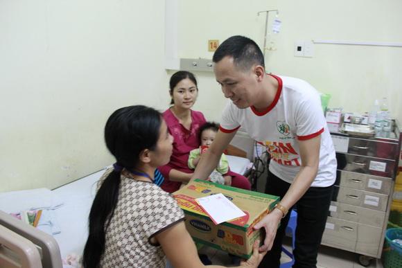 Duy khoa,ca sĩ duy khoa,duy khoa sao mai điểm hẹn,duy khoa làm từ thiện,duy khoa ngồi gảy đàn,thùy trang sao mai,từ thiện ở viện tim