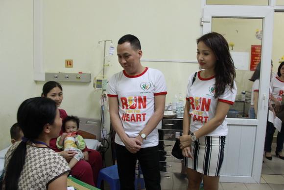 Duy khoa,ca sĩ duy khoa,duy khoa sao mai điểm hẹn,duy khoa làm từ thiện,duy khoa ngồi gảy đàn,thùy trang sao mai,từ thiện ở viện tim