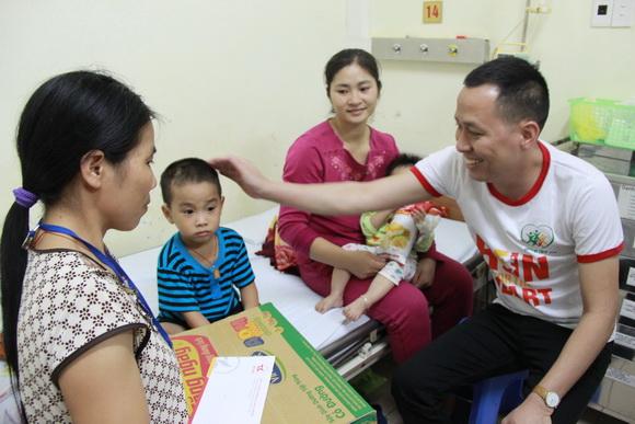 Duy khoa,ca sĩ duy khoa,duy khoa sao mai điểm hẹn,duy khoa làm từ thiện,duy khoa ngồi gảy đàn,thùy trang sao mai,từ thiện ở viện tim