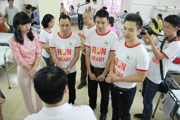 Duy khoa,ca sĩ duy khoa,duy khoa sao mai điểm hẹn,duy khoa làm từ thiện,duy khoa ngồi gảy đàn,thùy trang sao mai,từ thiện ở viện tim