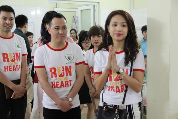 Duy khoa,ca sĩ duy khoa,duy khoa sao mai điểm hẹn,duy khoa làm từ thiện,duy khoa ngồi gảy đàn,thùy trang sao mai,từ thiện ở viện tim