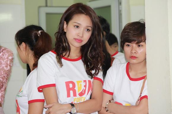 Duy khoa,ca sĩ duy khoa,duy khoa sao mai điểm hẹn,duy khoa làm từ thiện,duy khoa ngồi gảy đàn,thùy trang sao mai,từ thiện ở viện tim