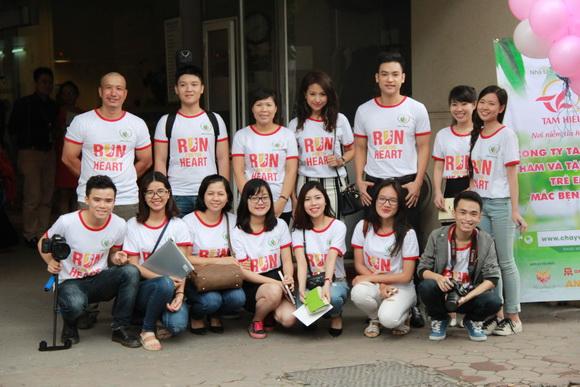 Duy khoa,ca sĩ duy khoa,duy khoa sao mai điểm hẹn,duy khoa làm từ thiện,duy khoa ngồi gảy đàn,thùy trang sao mai,từ thiện ở viện tim