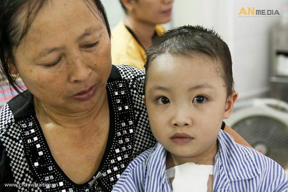 cong-ty-tam-hieu-1811-1-ngoisao 14 Công ty Tâm Hiếu, Bệnh nhi tại Bệnh viện Tim Hà Nội, Trao quà cho các bệnh nhi tại Bệnh viện Tim Hà Nội, Chạy vì trái tim 2015