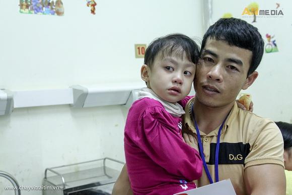 cong-ty-tam-hieu-1811-3-ngoisao 12 Công ty Tâm Hiếu, Bệnh nhi tại Bệnh viện Tim Hà Nội, Trao quà cho các bệnh nhi tại Bệnh viện Tim Hà Nội, Chạy vì trái tim 2015