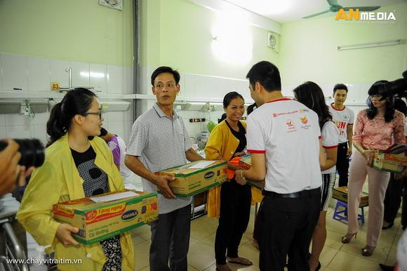 cong-ty-tam-hieu-1811-9-ngoisao 6 Công ty Tâm Hiếu, Bệnh nhi tại Bệnh viện Tim Hà Nội, Trao quà cho các bệnh nhi tại Bệnh viện Tim Hà Nội, Chạy vì trái tim 2015