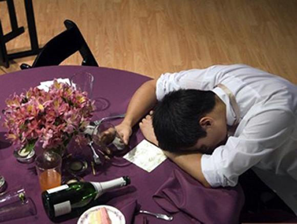 đàn ông, vợ phục vụ hai người đàn ông, vợ ngoại tình, vợ ngoại tình với sếp, phát hiện vợ ngoại tình, ngoại tình, vợ chồng, chuyện vợ chồng 