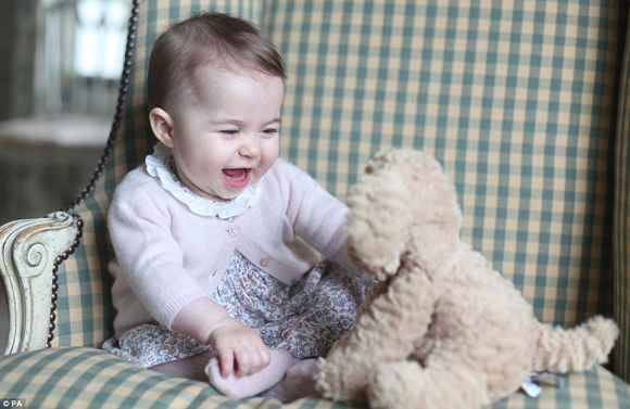 tiểu Công chúa Charlotte,Hoàng gia Anh công bố ảnh tiểu Công chúa,hình ảnh mới nhất của tiểu Công chúa Charlotte,tiểu Công chúa Charlotte 6 tháng tuổi,tiểu Công chúa Charlotte đáng yêu,sao Hollywood
