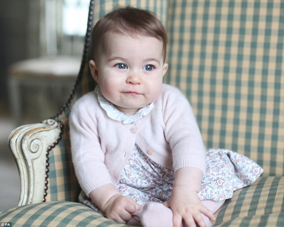 tiểu Công chúa Charlotte,Hoàng gia Anh công bố ảnh tiểu Công chúa,hình ảnh mới nhất của tiểu Công chúa Charlotte,tiểu Công chúa Charlotte 6 tháng tuổi,tiểu Công chúa Charlotte đáng yêu,sao Hollywood