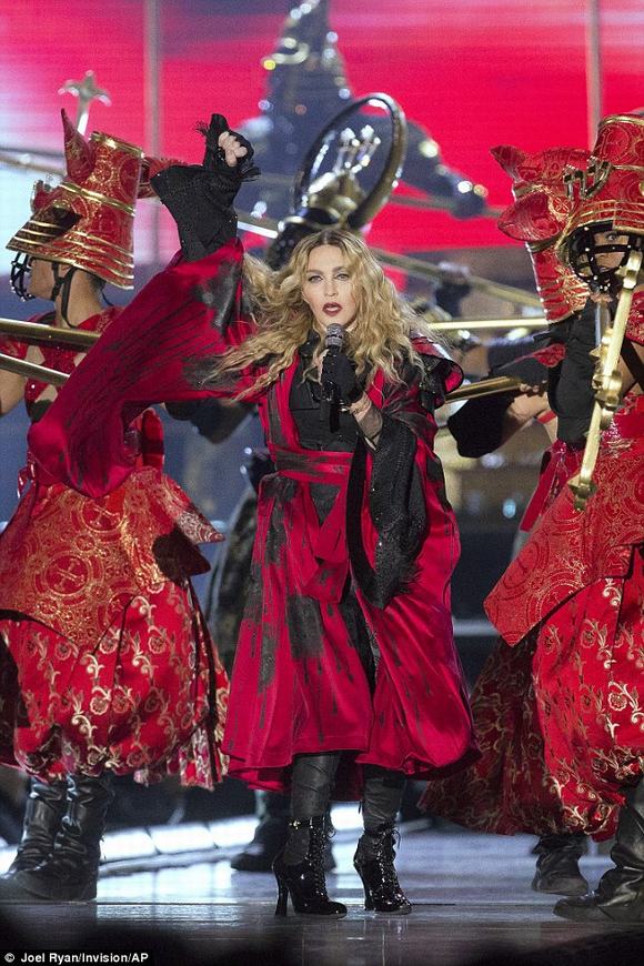 Madonna, ca sĩ Madonna, siêu sao Madonna, Madonna sử dụng xe cảnh sát giả, Madonna phạm tội