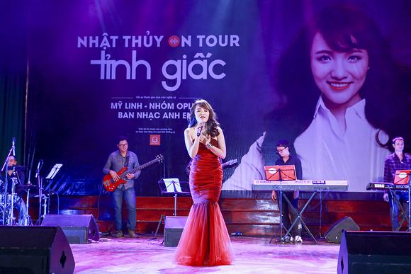 Nhật Thủy, ca sĩ Nhật Thủy, Liveshow Tỉnh Giấc, ca sĩ Mỹ Linh, sao Việt