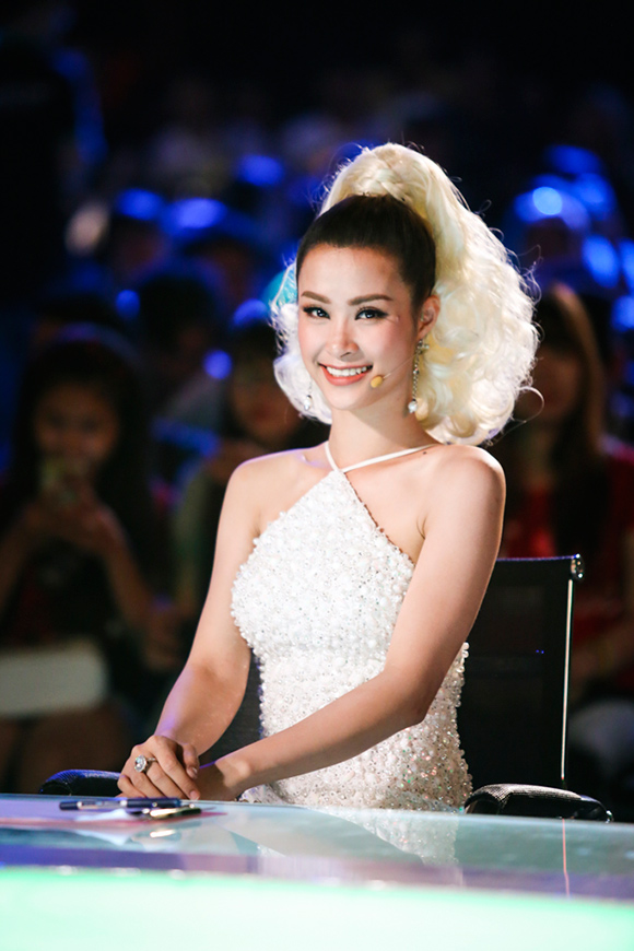 sao Việt, Đông Nhi, ca sĩ Đông Nhi, Đông Nhi tóc trắng, Đông Nhi diện jumpsuit sặc sỡ, Đông Nhi ngồi ghế nóng