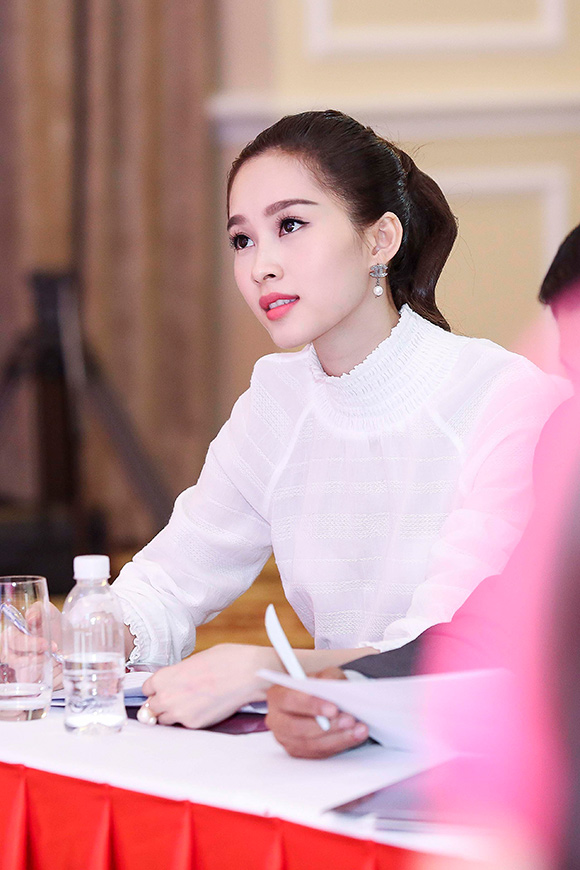 Đặng Thu Thảo, Hoa hậu Việt Nam 2012, Đặng Thu Thảo hút mắt với phong cách đơn giản