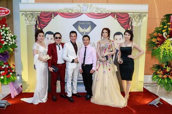 bau-hoa-1012-1-ngoisao 8 Bầu Hòa, Sao Việt, NTK Minh Hùng