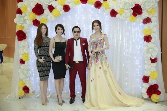 bau-hoa-1012-2-ngoisao 7 Bầu Hòa, Sao Việt, NTK Minh Hùng