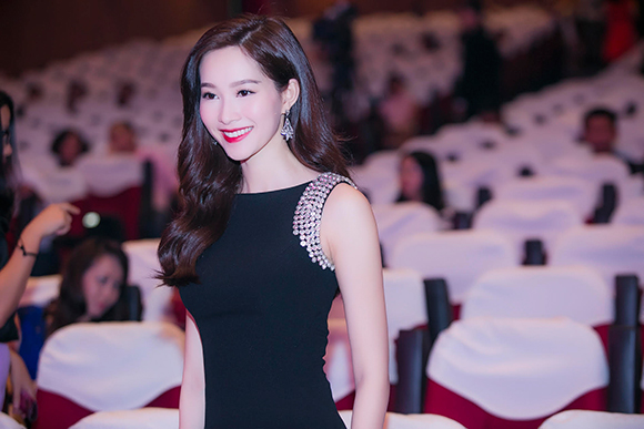 Đặng Thu Thảo, Hoa hậu Việt Nam 2012, Đặng Thu Thảo hút mắt khi diện váy xẻ cao