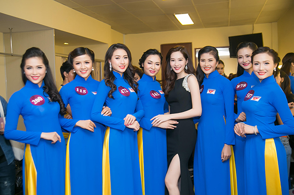 Đặng Thu Thảo, Hoa hậu Việt Nam 2012, Đặng Thu Thảo hút mắt khi diện váy xẻ cao