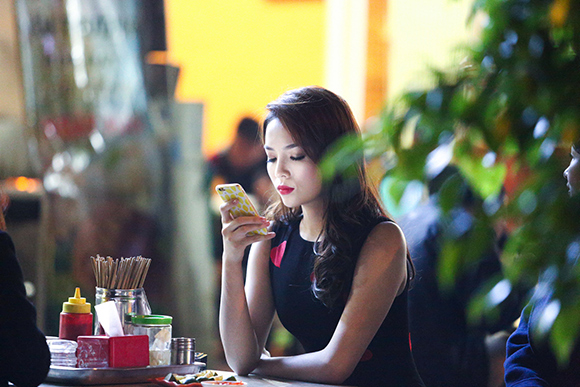 Kỳ Duyên, Hoa hậu Kỳ Duyê ăn khuya vỉa hè, sao Việt