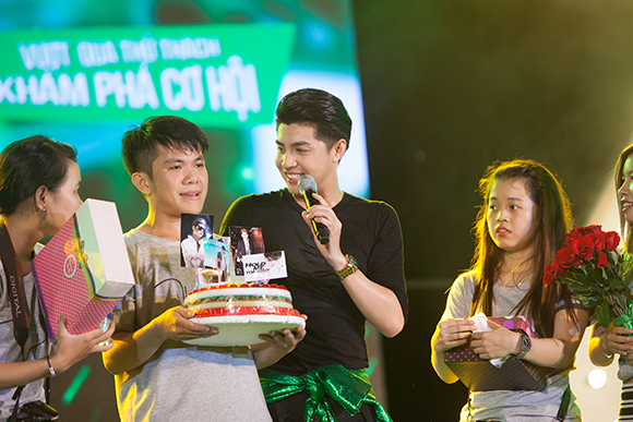 Noo Phước Thịnh, ca sĩ Noo Phước Thịnh, Noo Phước Thịnh được fan mừng sinh nhật ngay trên sân khấu