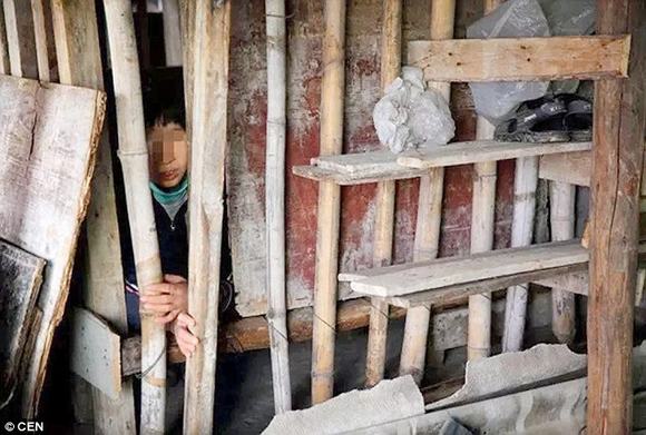 nhốt vợ vào lồng, nhốt vợ trong lồng để cứu gia đình, nhốt vợ để cứu gia đình