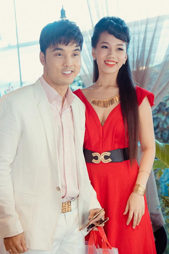 Ưng Hoàng Phúc, bà xã Kim Cương mang bầu, Ưng Hoàng Phúc tình tứ bên gái lạ